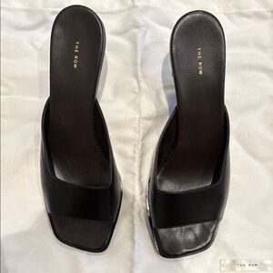 The Row◆レザー製 Soft Knot Flat 10mm The Row Soft Knot Flat in Leather | REVERSIBLE